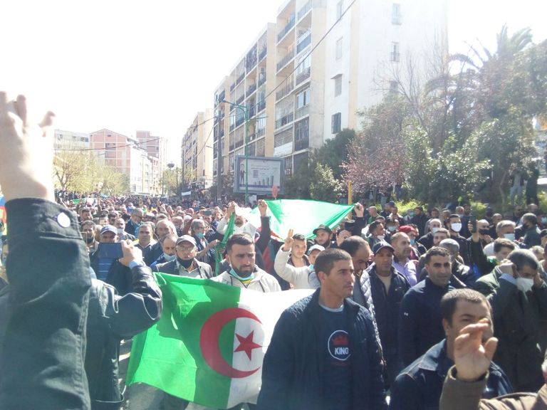 جانب من المظاهرات بالعاصمة الجزائرية جانب من المظاهرات بالعاصمة الجزائرية