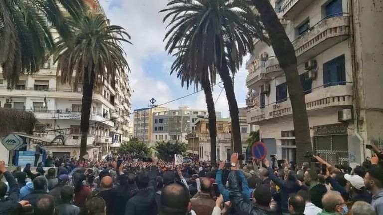 جانب من المظاهرات بالعاصمة الجزائرية جانب من المظاهرات بالعاصمة الجزائرية