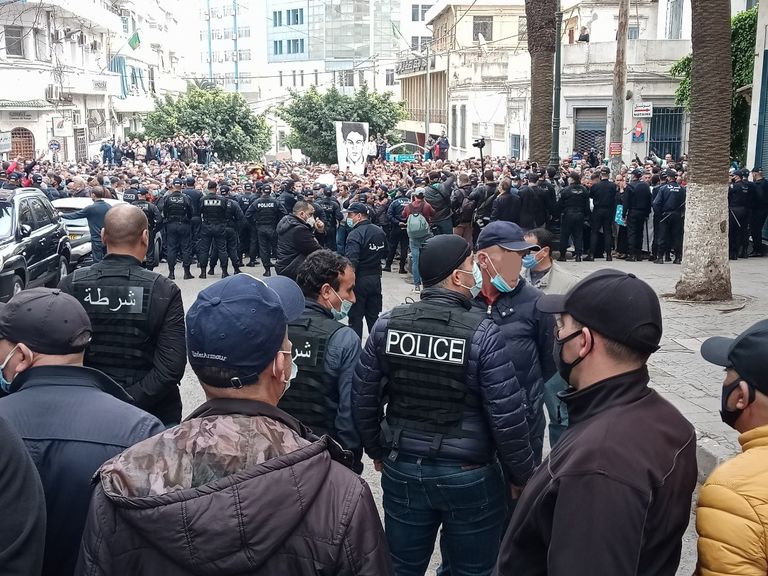 جانب من المظاهرات بالعاصمة الجزائرية جانب من المظاهرات بالعاصمة الجزائرية