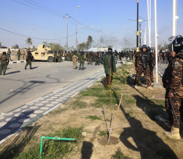 دخان متصاعد من مبنى محافظة ذي قار بعد إضرام النيران فيه