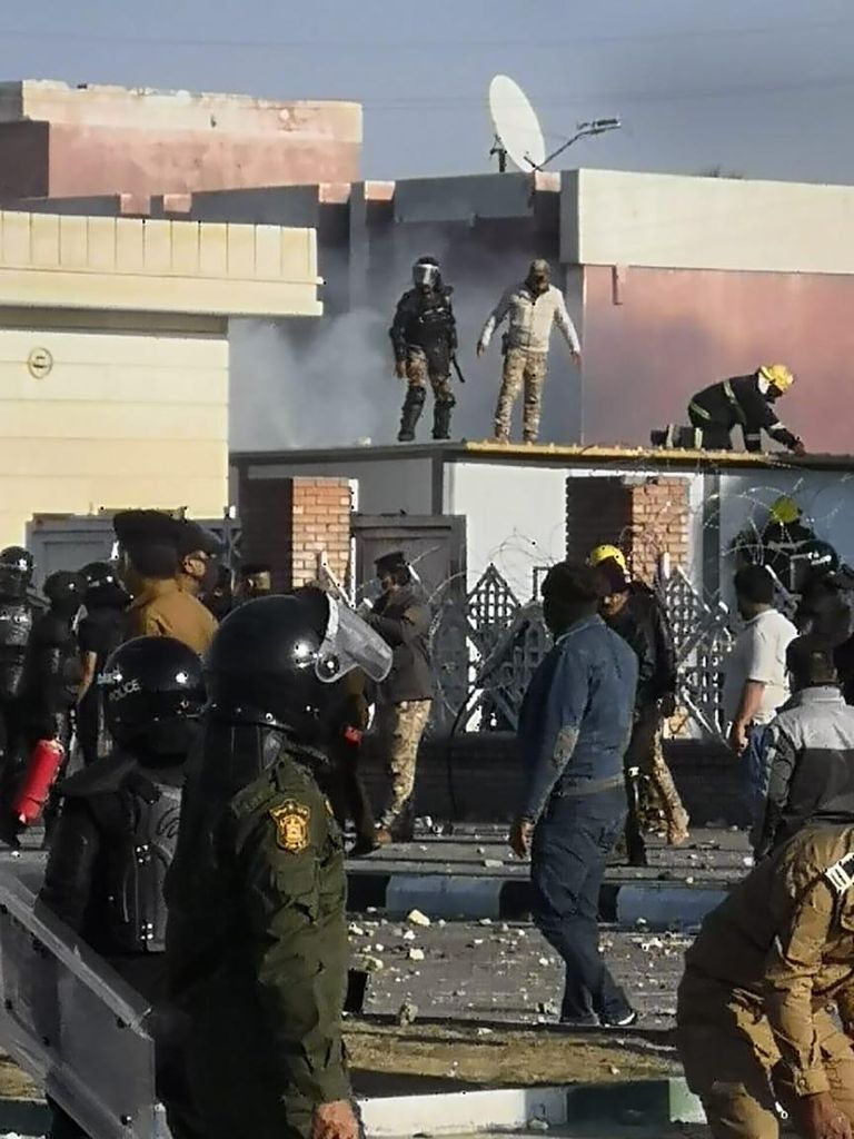 دخان متصاعد من مبنى محافظة ذي قار بعد إضرام النيران فيه