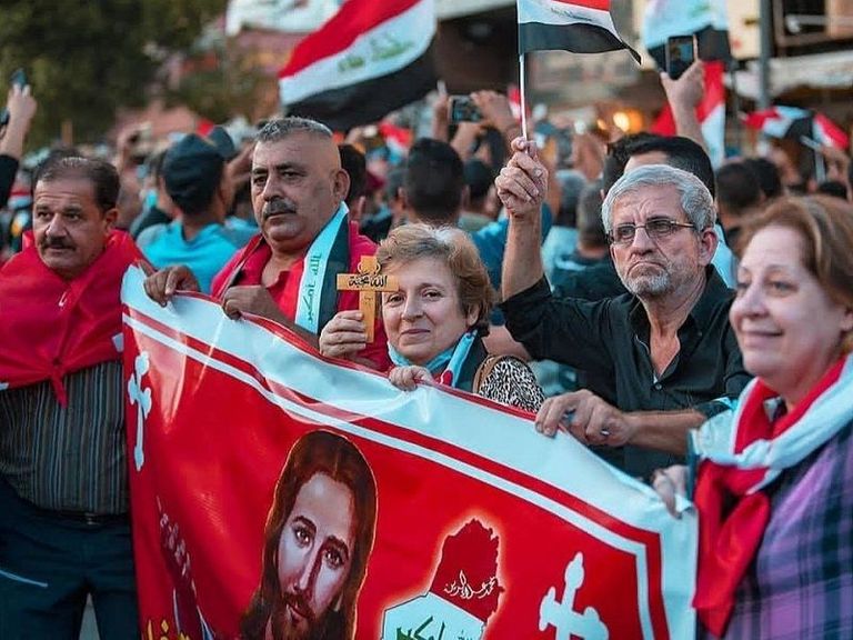 مسيحيون يؤدون قداسا في إحدى كنائس بغداد