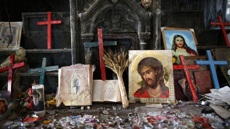 مسيحيون يؤدون قداسا في إحدى كنائس بغداد