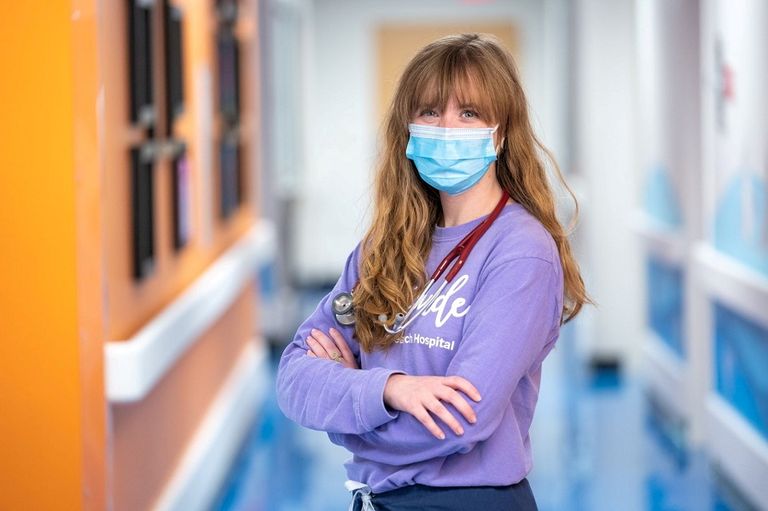 هيلي أرسينو خلال فترة علاجها من سرطان العظام وهي طفلة