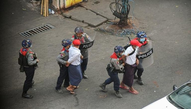جانب من الاعتقالات التي تشهدها ميانمار في صفوف المتظاهرين- رويترز
