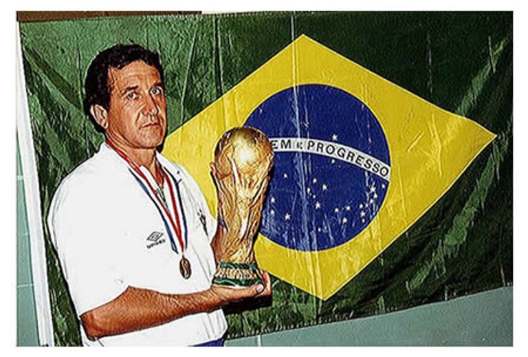 كارلوس ألبيرتو بيريرا يحمل كأس العالم