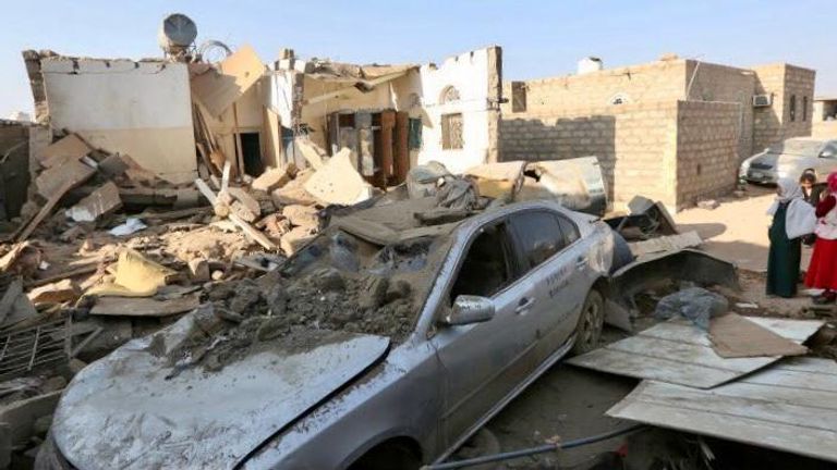 جندي للجيش اليمني في صرواح غربي مأرب