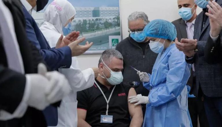 الطبيب اللبناني يتلقى لقاح كورونا