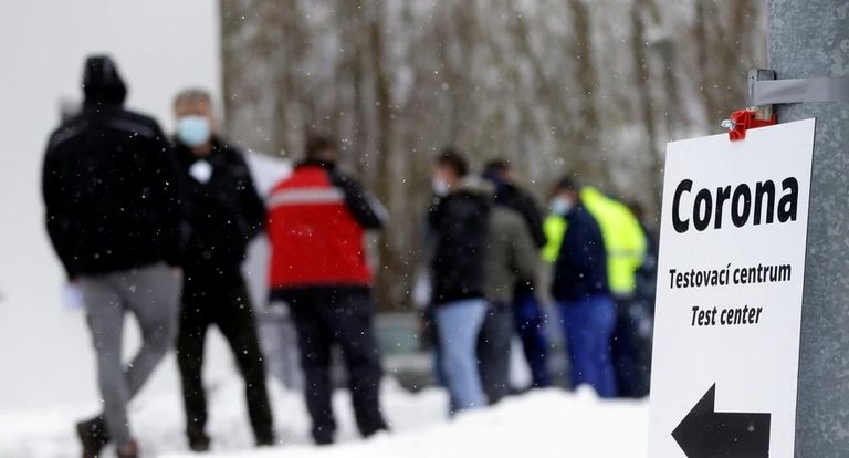 شخص يخضع لاختبار فيروس كورونا - أرشيفية