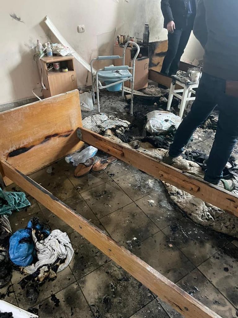 صورة من داخل الغرفة التي انفجر بها الأكسجين في المستشفى سيارات الإطفاء أمام المستشفى الذي شهد الانفجار