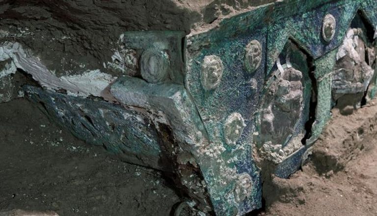 العربة الأثرية تم العثور عليها في حفرة قرب حظائر خيول