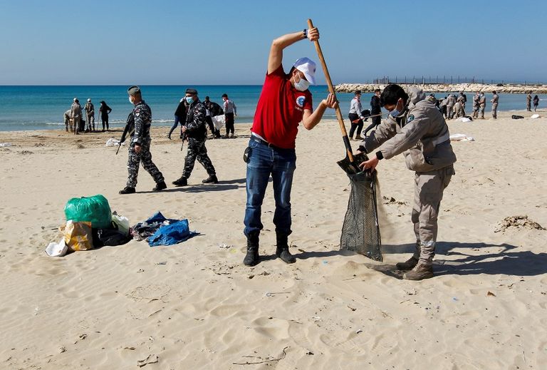 لبنانيان متطوعان خلال الحملة على شاطئ صور