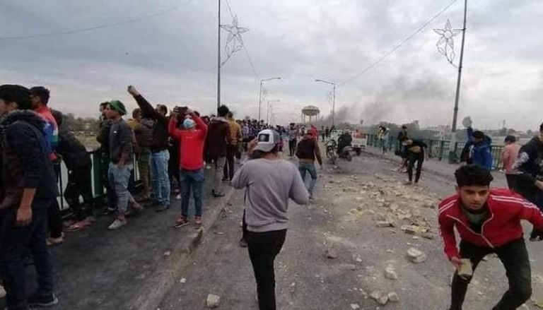 متظاهرون في ذي قار على جسر النصر