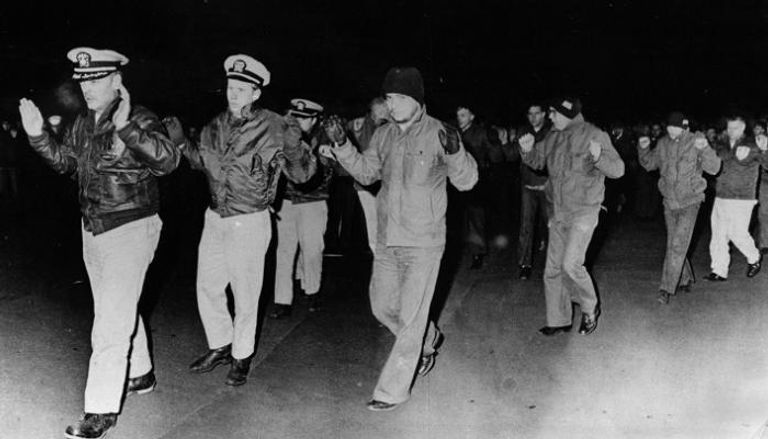أفراد طاقم ‏السفينة يو إس إس بويبلو خلال احتجازهم