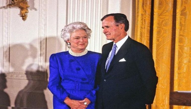 جورج بوش الأب مع زوجته باربرا