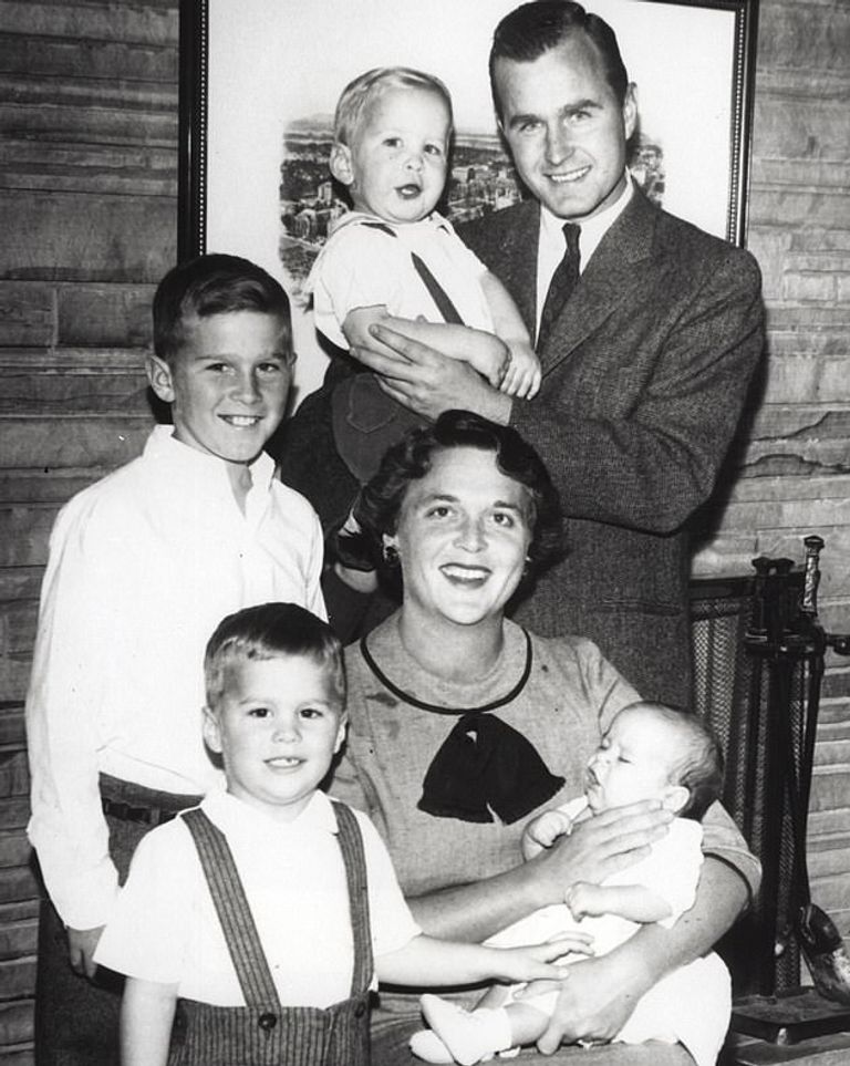 بوش الأب مع زوجته وأولاده