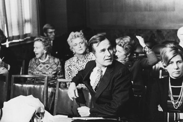 بوش يجلس بجوار مساعدته فيتزجيرالد