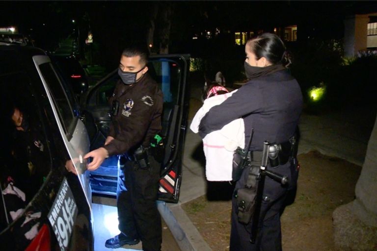 الشرطة تعيد الكلاب ليدي جاجا مع الرئيس الأمريكي جو بايدن أثناء حفل التنصيب