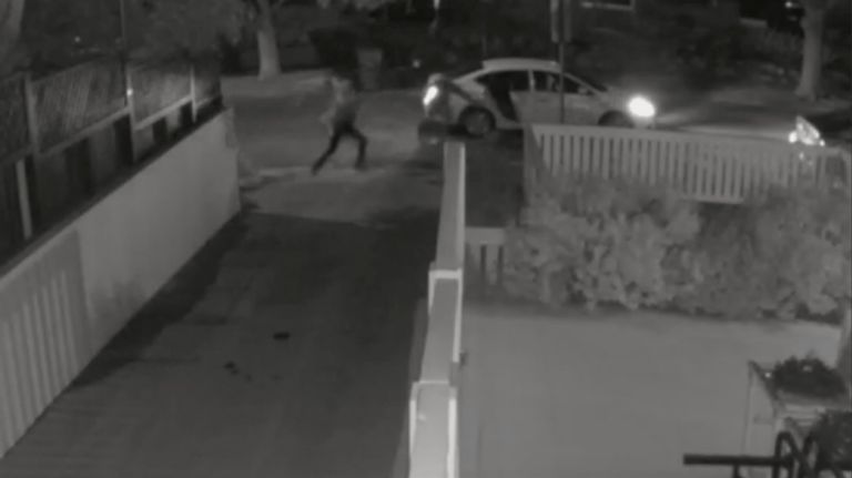 لقطة للحظة السرقة ليدي جاجا مع الرئيس الأمريكي جو بايدن أثناء حفل التنصيب