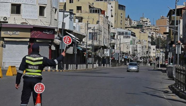 شرطي أردني أثناء إغلاق كورونا في أحد شوارع عمان