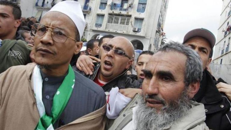 الإخواني علي بلحاج مع فلول الجبهة الإرهابية للإنقاذ بمظاهرة شعبية - أرشيفية مظاهرة في الحراك الشعبي بالجزائر - أرشيفية