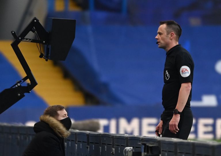 الحكم يقوم بمراجعة الفار 