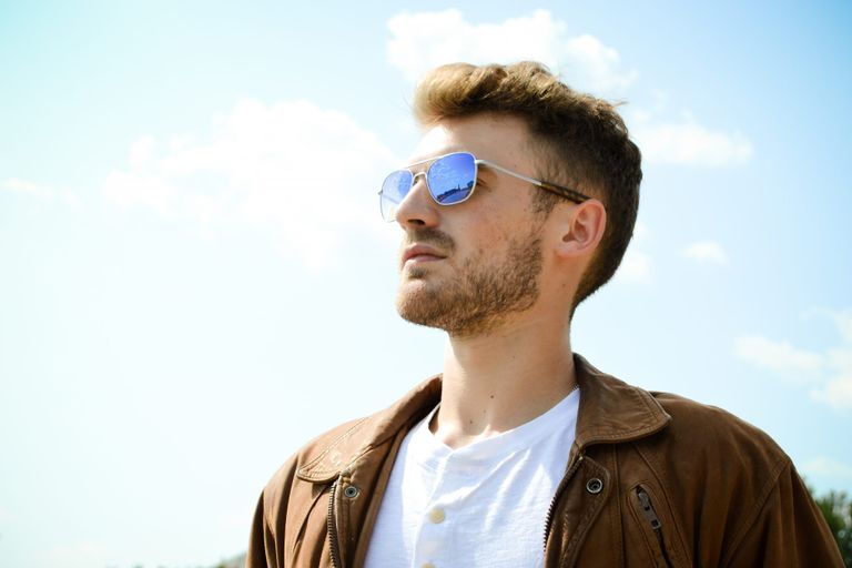 النظارة الشمسية تضفي لمسة أناقة نهائية على المظهر  النظارة الشمسية تضفي لمسة أناقة نهائية على المظهر