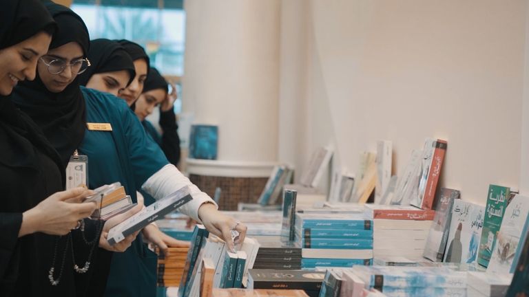 جانب من فعاليات شهر القراءة في الإمارات الشيخ محمد بن راشد آل مكتوم خلال إطلاق فعاليات شهر القراءة - أرشيفية