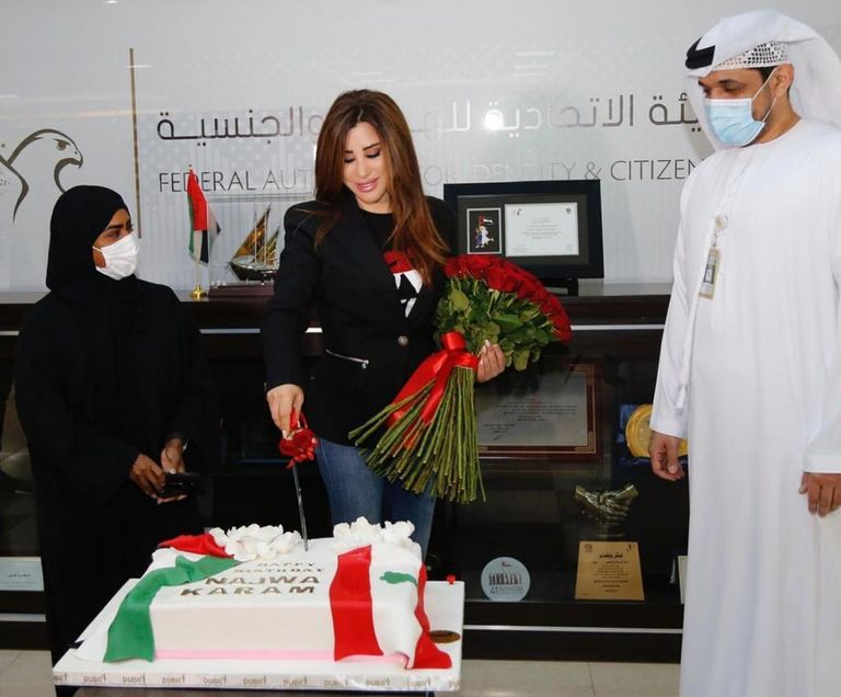 نجوى كرم تتسلم الإقامة الذهبية في الإمارات