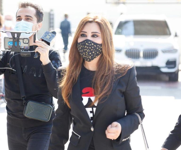 نجوى كرم تتسلم الإقامة الذهبية في الإمارات