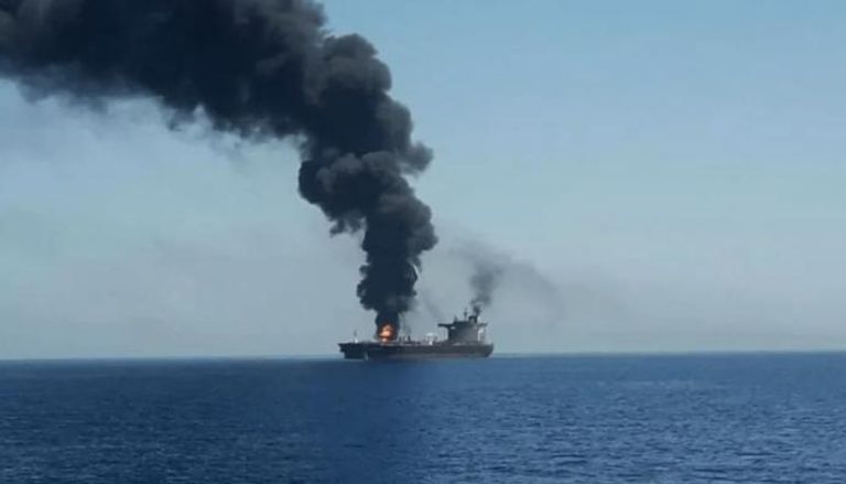 دخان يتصاعد من السفينة الإسرائيلية في بحر عمان - أرشيفية