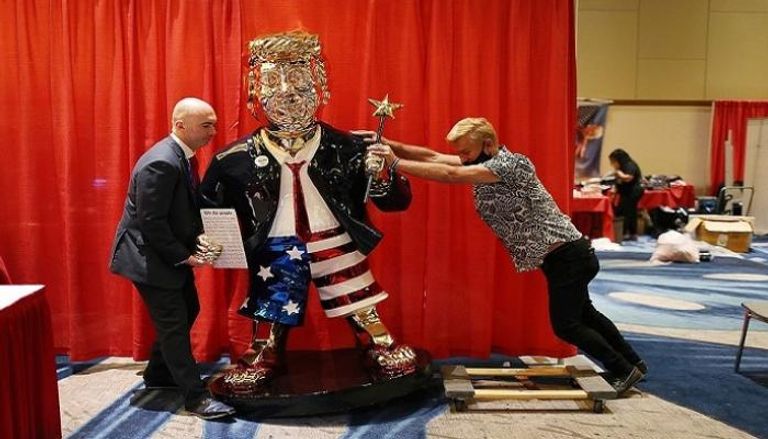 تمثال ترامب الذهبي أثناء إعداده للعرض