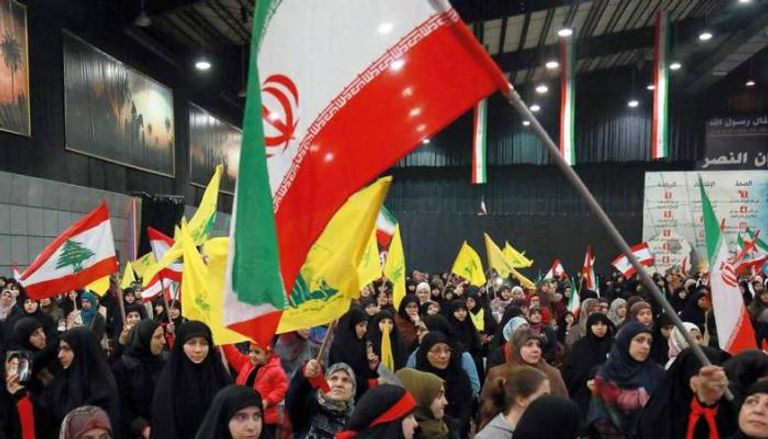أنصار حزب الله يرفعون علم إيران في تجمع سابق للحزب