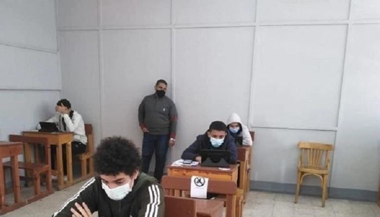طلاب الصف الأول والثاني الثانوي في مصر يؤدون امتحان التيرم الأول
