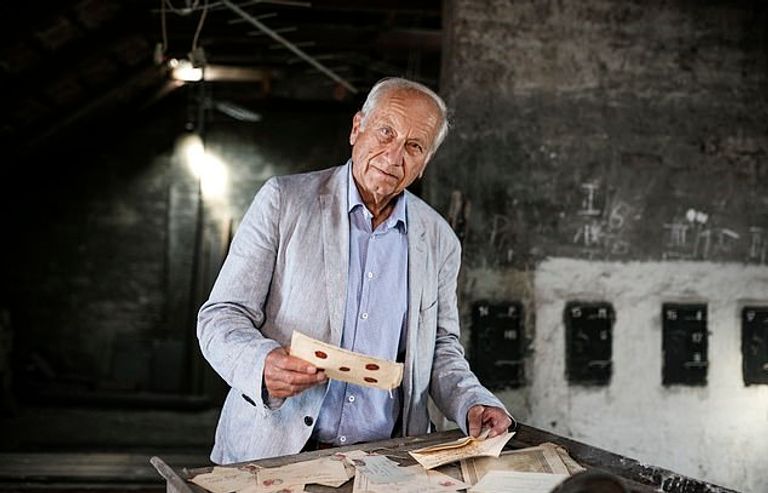 رومان ساندجروبر يحمل الرسائل