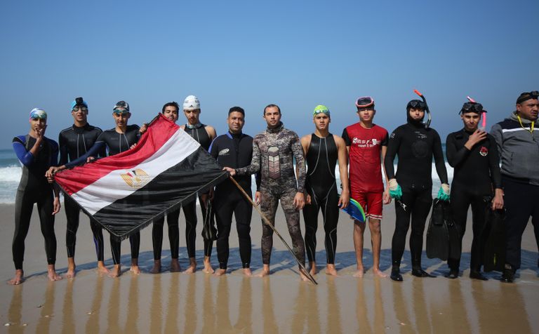 غواصون قبيل الانطلاق للبحث عن مفقودين