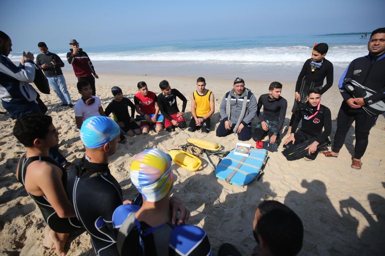 غواصون قبيل الانطلاق للبحث عن مفقودين