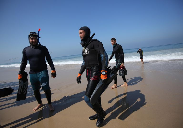 غواصون قبيل الانطلاق للبحث عن مفقودين