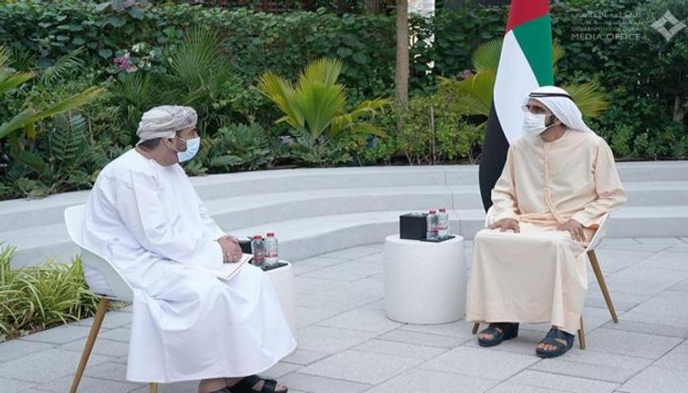 محمد بن راشد يتلقى رسالة من هيثم بن طارق