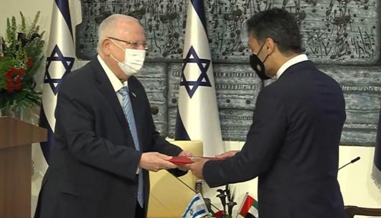 السفير الإماراتي أثناء تقديم أوراق اعتماده لدى الرئيس الإسرائيلي