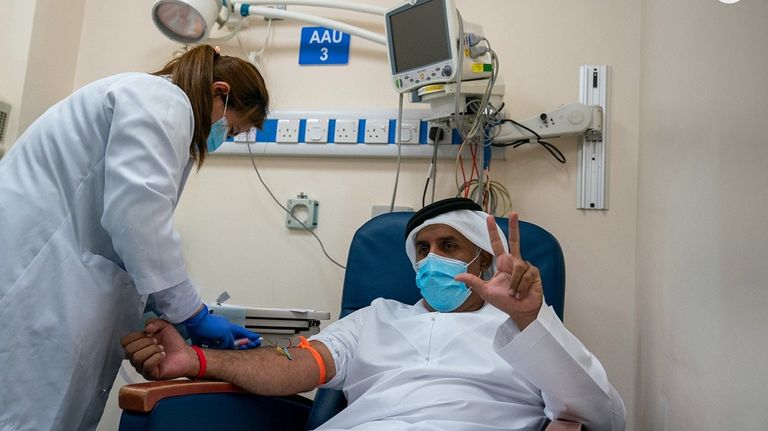 سيدة يجري تلقيحها ضد فيروس كورونا