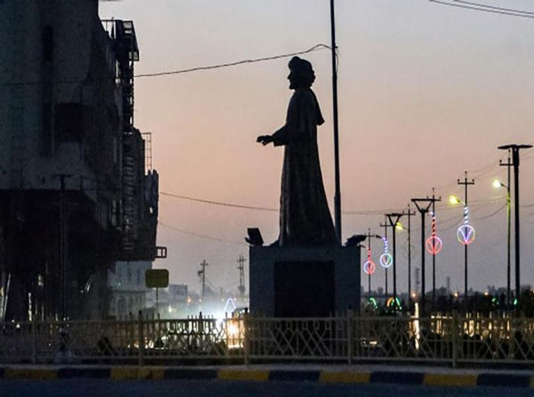 امرأة موصلية برفقة أطفالها عند المدينة القديمة - إرشيفية