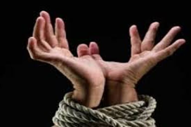 امرأة موصلية برفقة أطفالها عند المدينة القديمة - إرشيفية