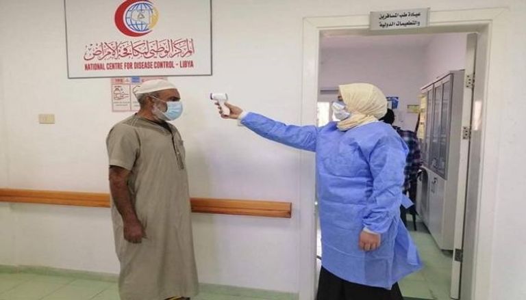 طبيبه تفحص أحد المواطنين بمستشفى في ليبيا