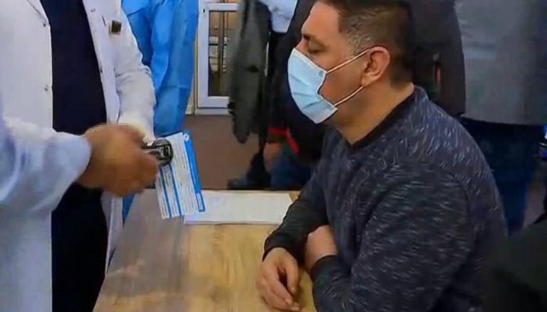 مواطن يتلقى أول جرعة من لقاح كورونا بمستشفى في بغداد
