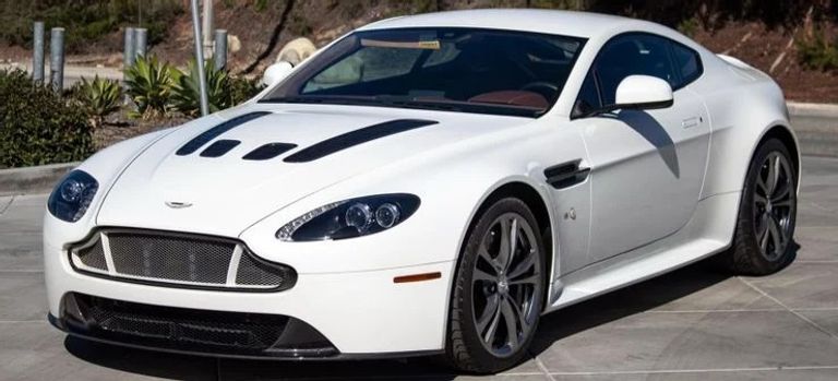  أستون مارتن V12 Vantage