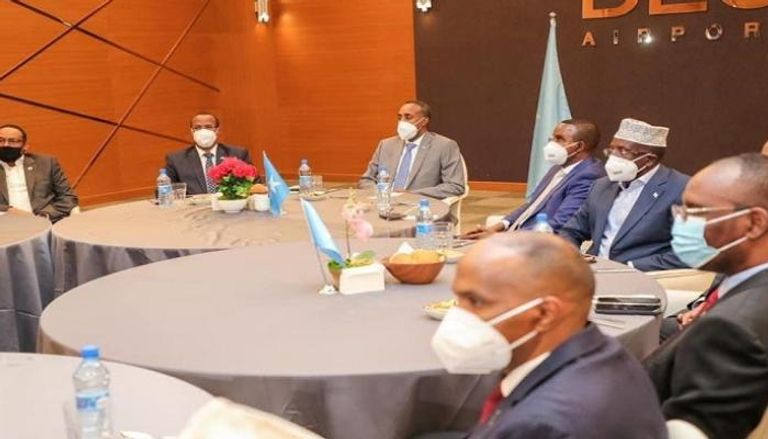 جانب من لقاء رئيس الحكومة الصومالية مع مرشحي الرئاسة