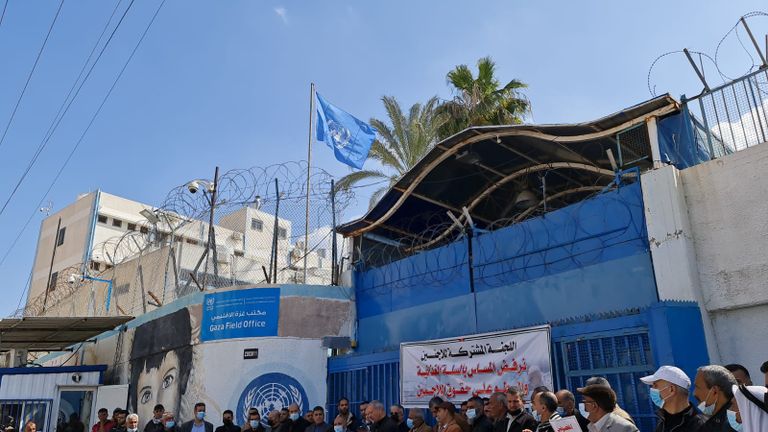 اعتصام بغزة للمطالبة بإلغاء السلة الموحدة