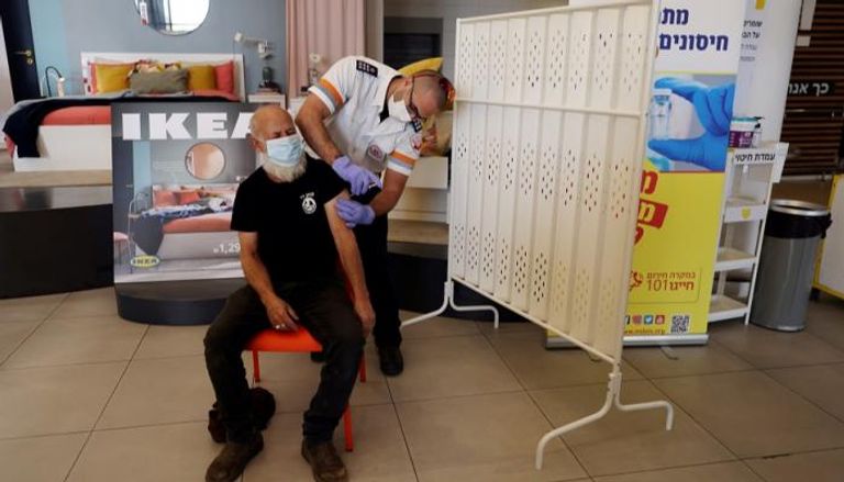 إسرائيلي يتلقى تطعيم كورونا