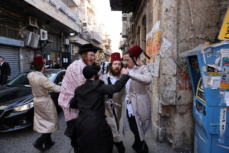 يهود يتعبدون عند حائط البراق في القدس